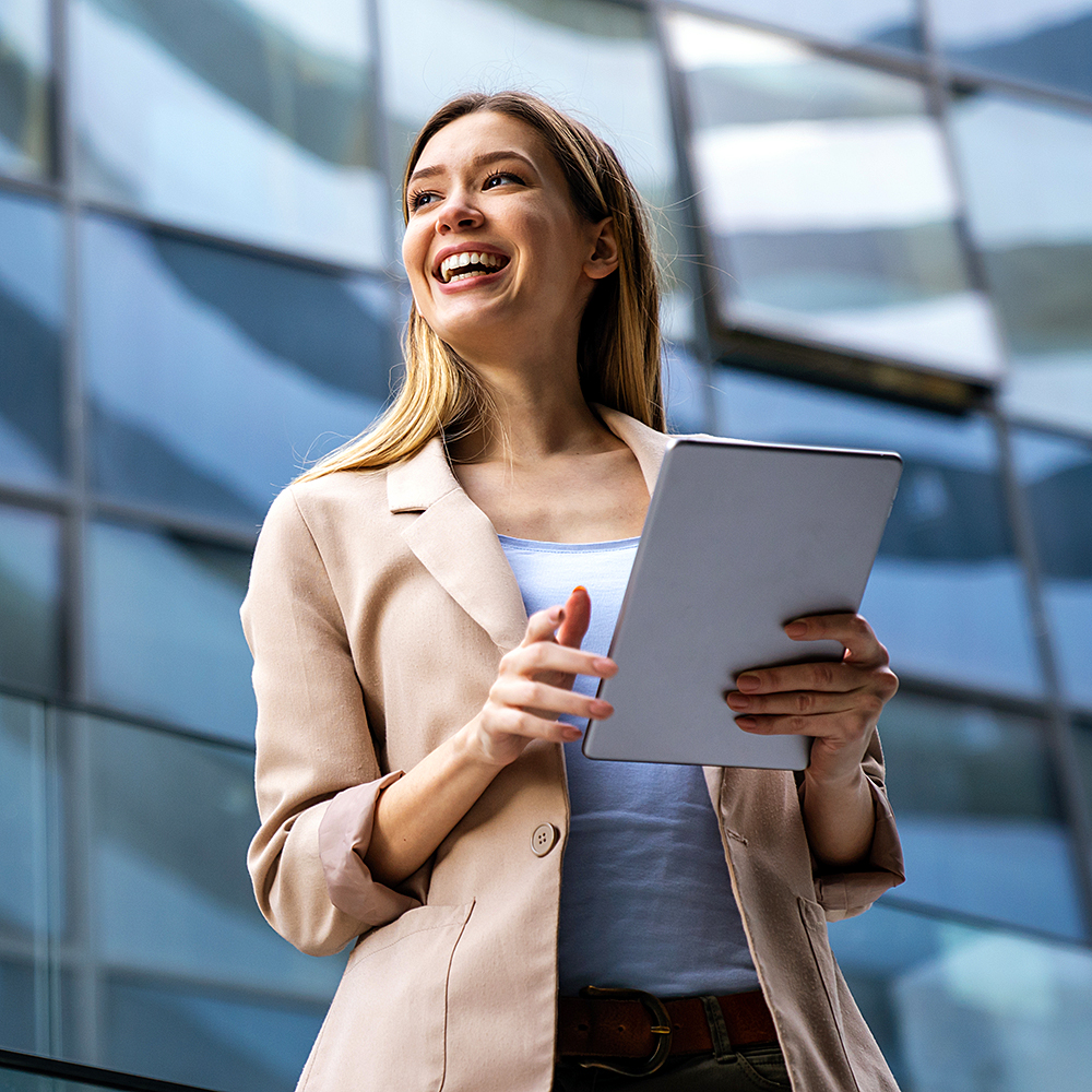 Portrait einer jungen glücklichen Business-Frau mit Laptop