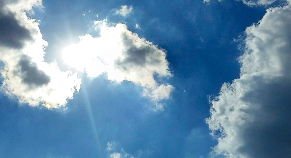 Sonne strahlt hinter Wolke Sonne strahlt am Himmel hinter einer Wolke